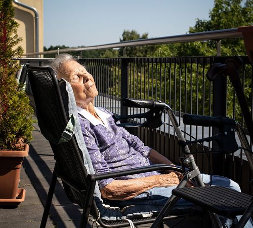 Bewohnerin auf der Terrasse der Kurzzeitpflege