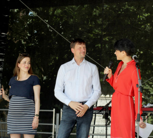 Das Bild zeigt Frau Weingart, Herr Jahnke und Frau Freitag bei der Eröffnung des Sommerfestes der Sozialstiftung Köpenick.