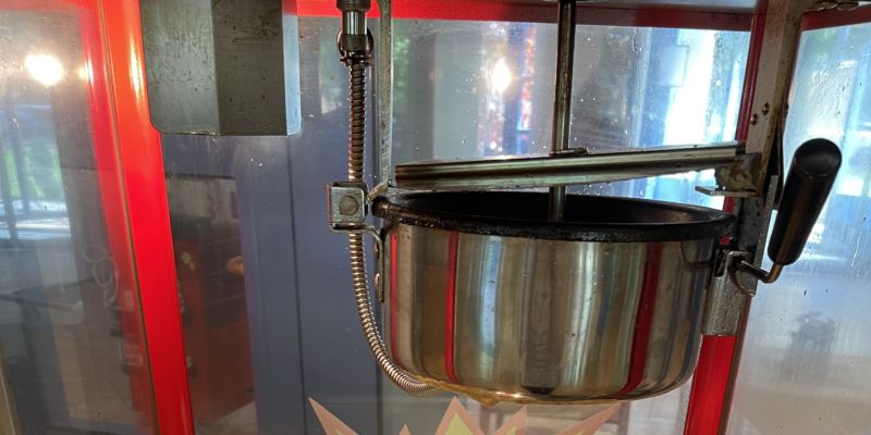 Auf dem Foto ist eine Popcorn-Maschine mit Popcorn abgebildet.